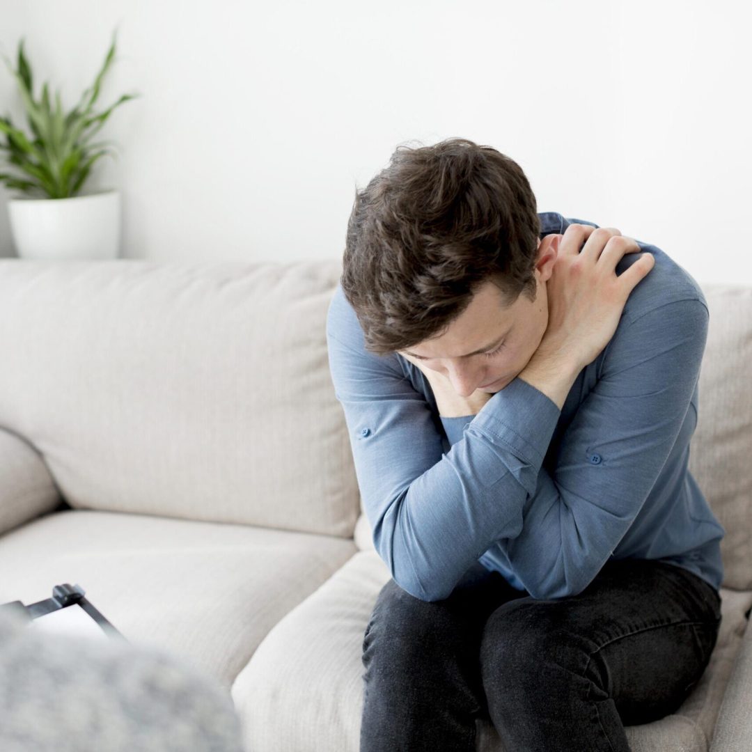 front-view-psychologist-consulting-patient