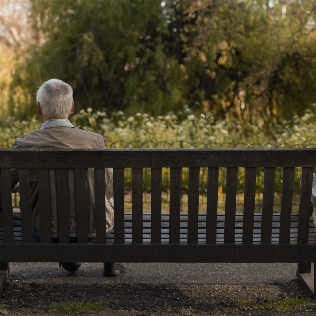 full-shot-old-man-sitting-bench